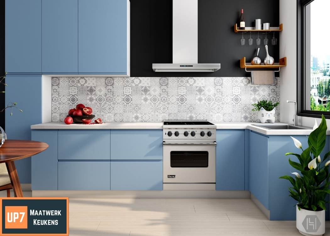 blauwe maatwerk keuken met wit blad
