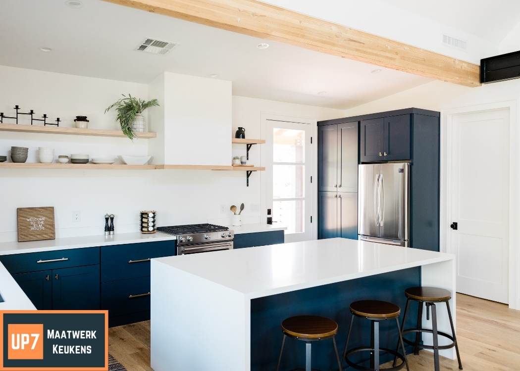groen blauwe maatwerk keuken met wit blad